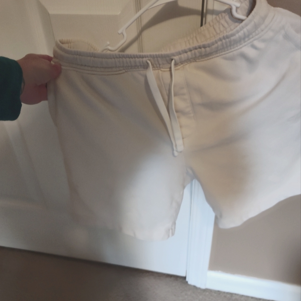 Vineyard Vines Cream Men's short sized Med